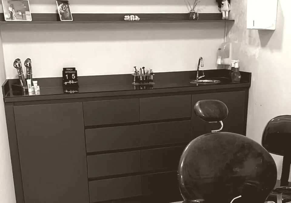 A bancada de instrumentos de um dos consultórios da clínica