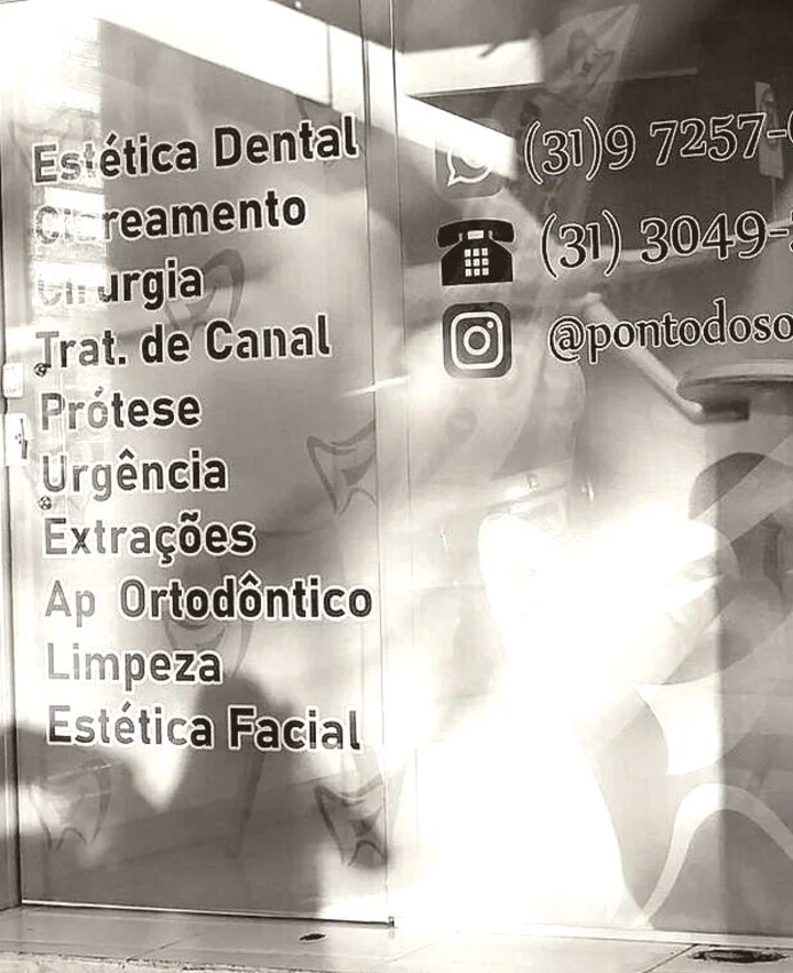 A lista de tratamentos pintada no vidro da porta da clínica
